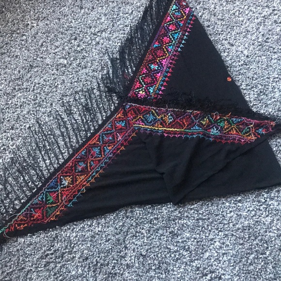 Vintage piano shawl with tassels and needlepoint - Picture 5 of 7